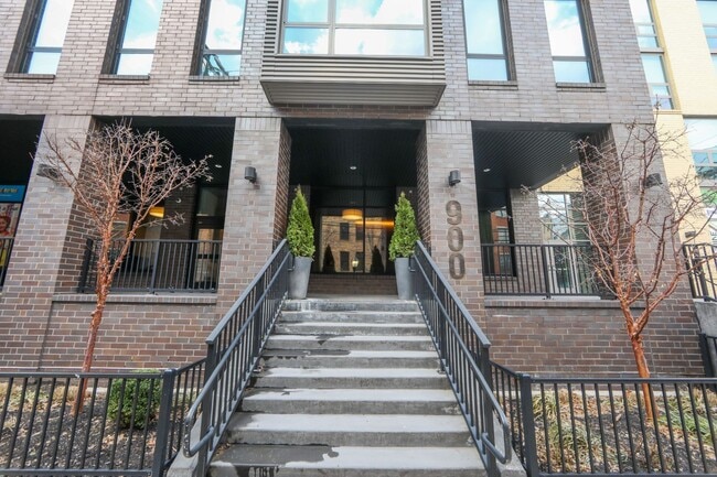 Building Photo - 901 Monroe St