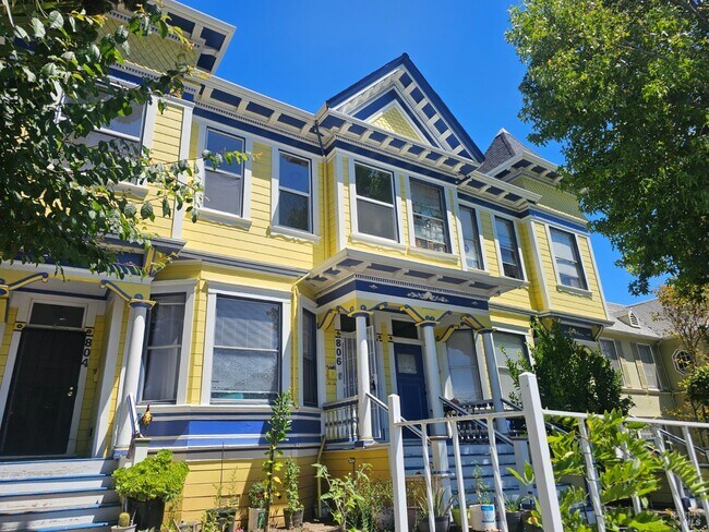 Building Photo - 806 Georgia St