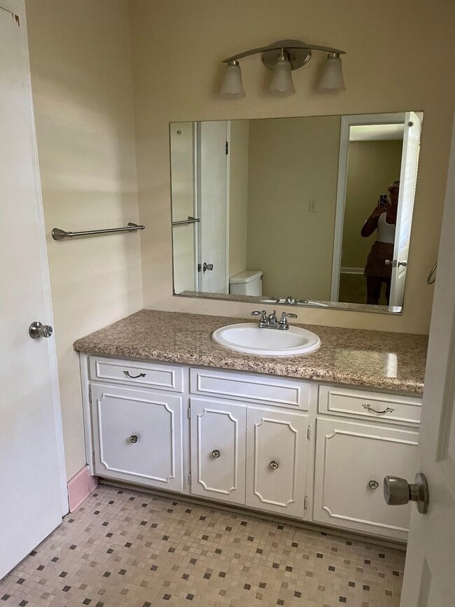 Building Photo - Charming Three Bedroom Brick Ranch in Colu...