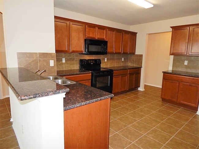 Building Photo - Beautiful 4 Bedroom Available in The Verandah