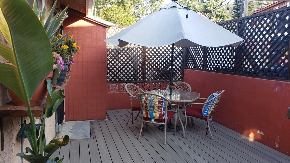 300 ft sq private patio - 4049 Sunset Dr