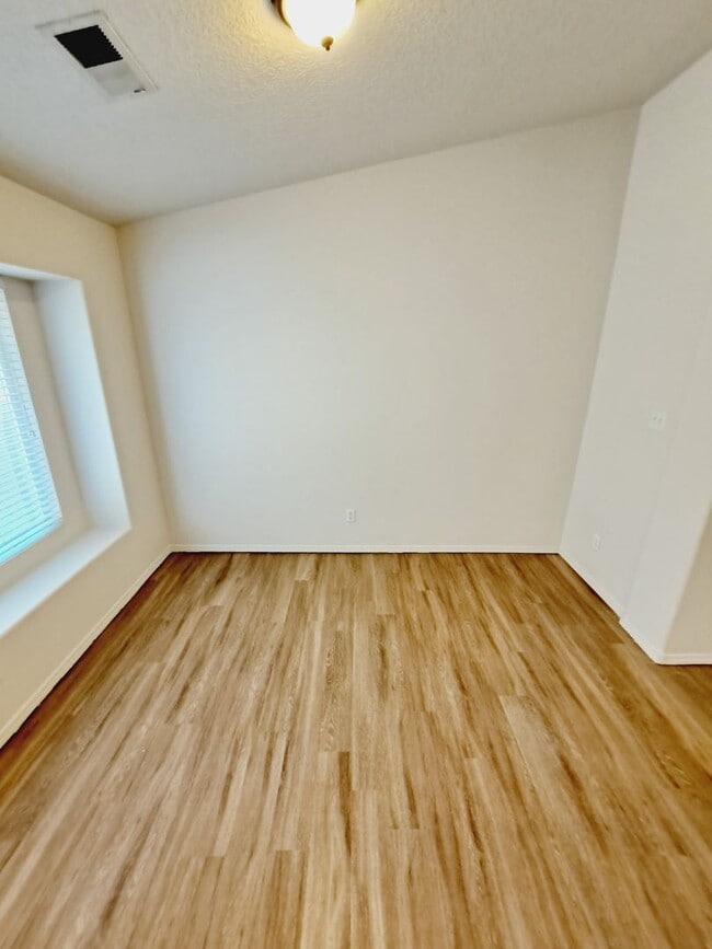 Building Photo - 4 bed home available in Huning Ranch!