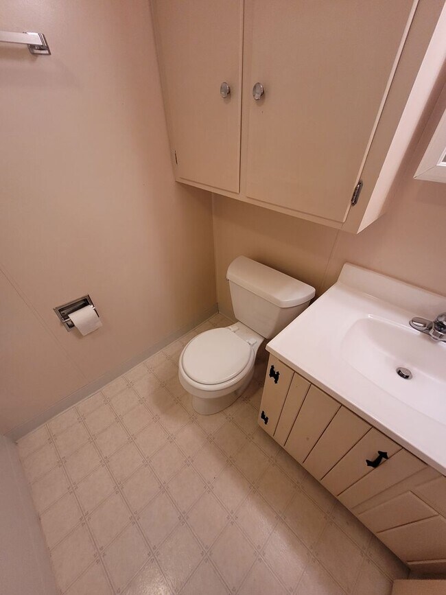 Building Photo - 402 N Railroad St