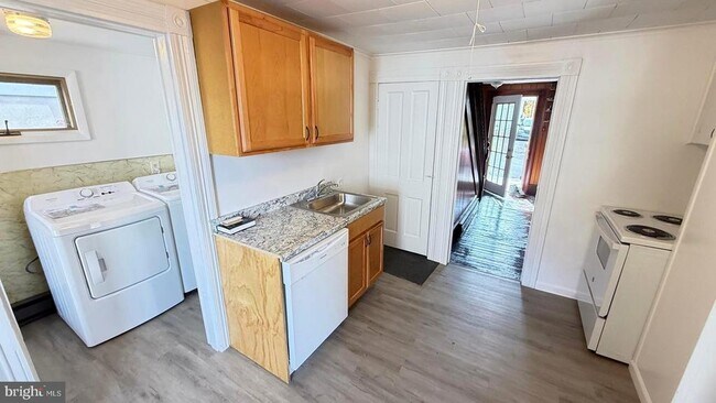 Building Photo - 6 Fern Ave