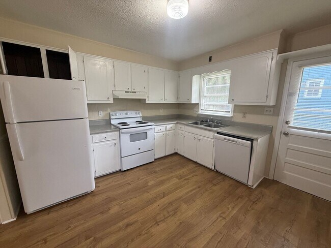 Building Photo - 1570 Marett Blvd
