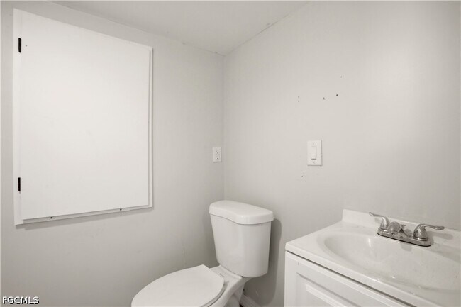 Building Photo - 1640 Daniels Dr