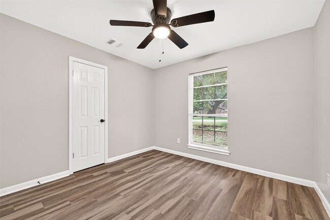Building Photo - 3318 Kentwood Dr
