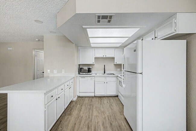 Building Photo - 2 Bedroom Condo just off Summerlin Pkwy w/ views of pool