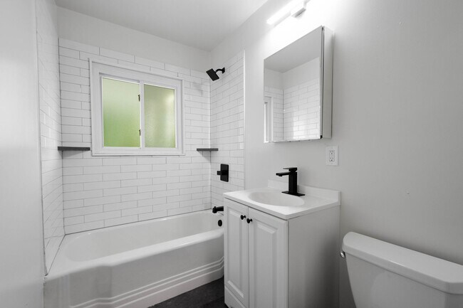 Building Photo - MOVE IN TODAY! DON'T MISS THIS NEWLY RENOV...