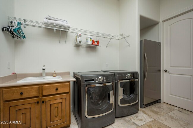 Building Photo - 6649 E Berneil Dr