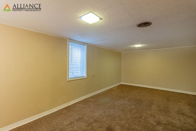 Building Photo - 1526 Jarvis Dr