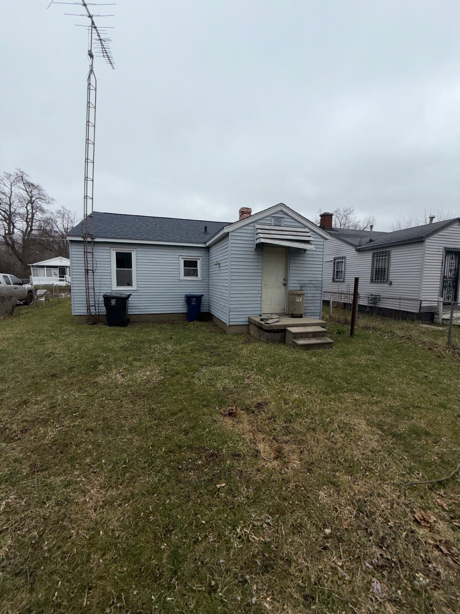 Building Photo - 246 E York Ave