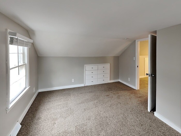 Building Photo - 2090 Hillview Rd