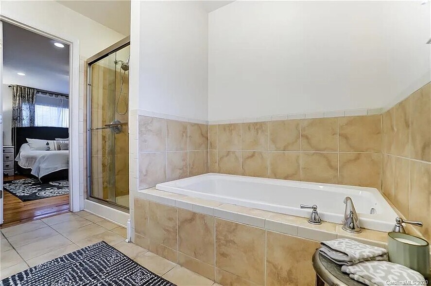 Building Photo - 10700 Forest Dr