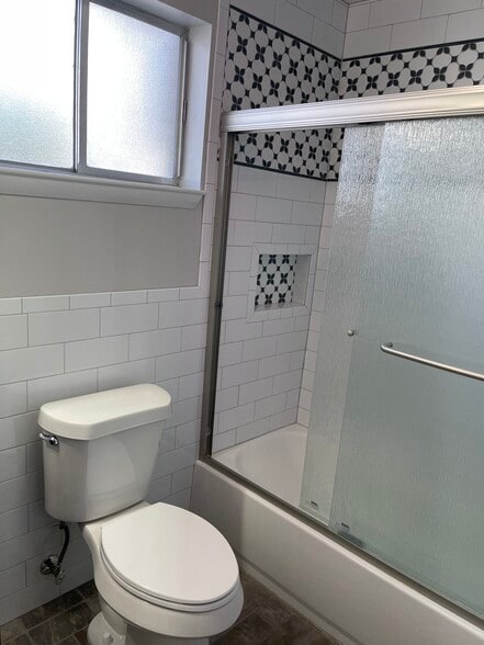 Bathroom - 2525 Annunciation St