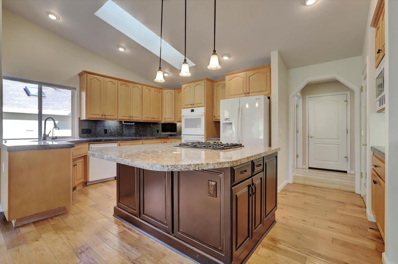 Kitchen - 18527 Jayhawk Dr