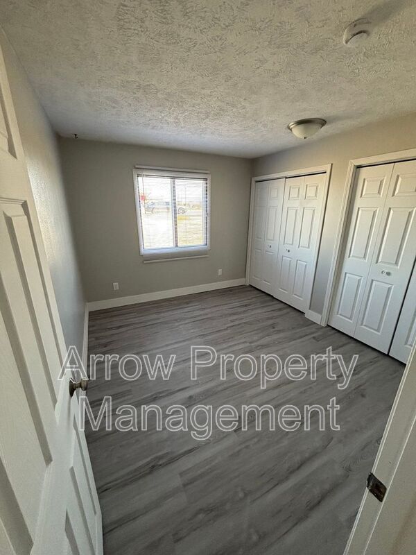 Building Photo - 2481 E 5th Ave