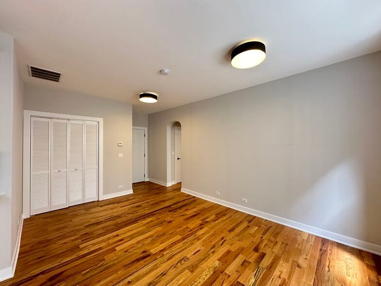 Building Photo - 643 W Wrightwood Ave