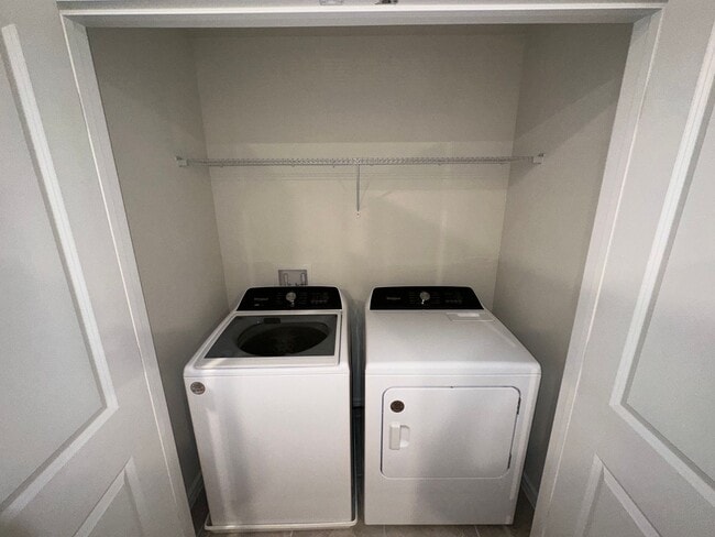 Building Photo - 3 Bedroom, 2.5 Bath Town Home with 1 Car Garage in Grayson Square!