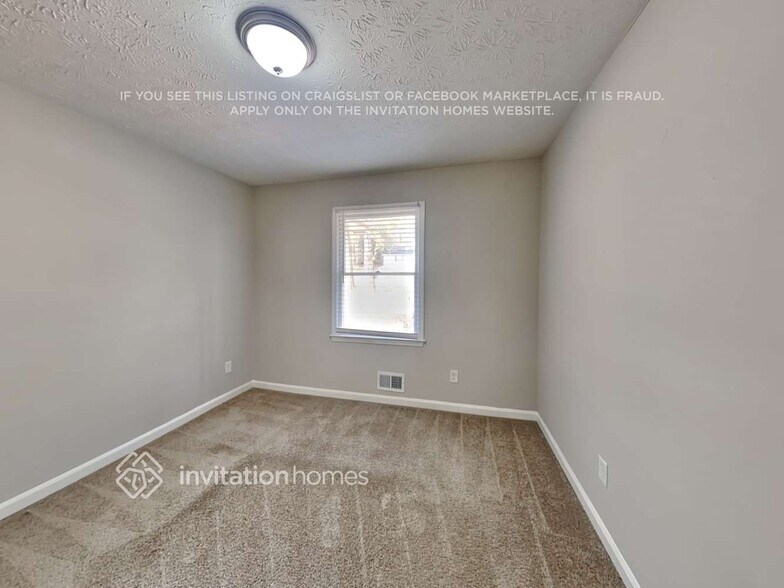 Building Photo - 300 E Country Woods Dr