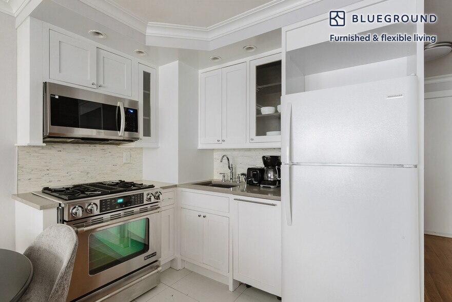 Building Photo - 50 W 97th St