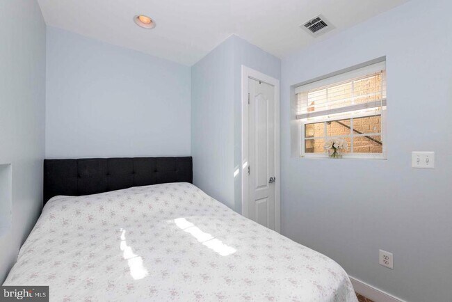 Building Photo - 514 Hobart Pl NW