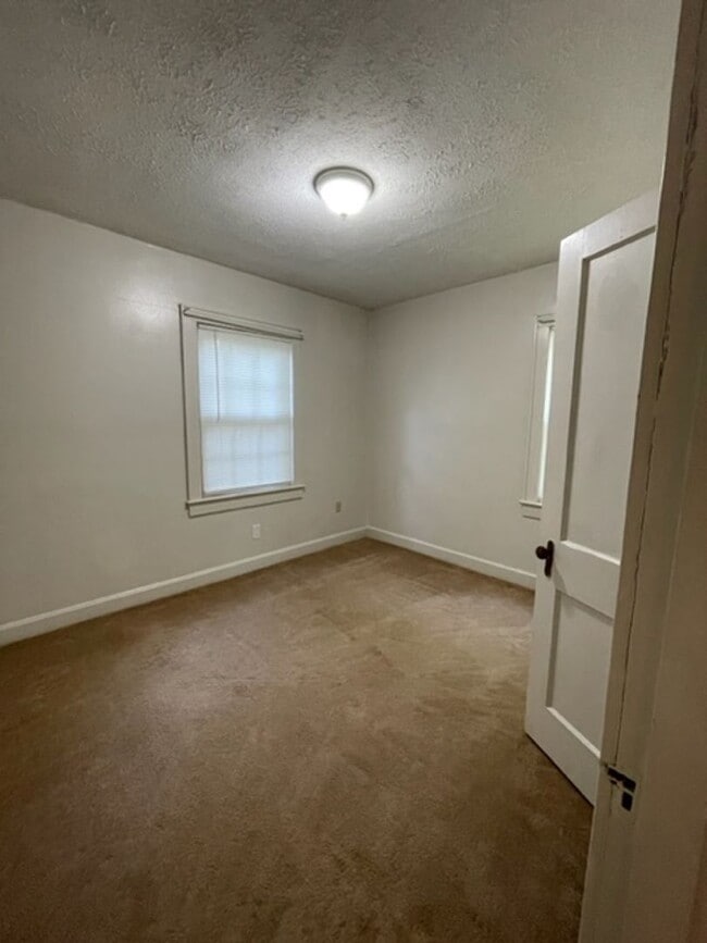 Building Photo - 2 bedroom, 1 bath home Short term or Long term lease options - Call Debra Johnson 865-591-8281