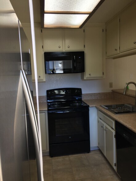 Kitchen - 104 Woodlake Dr
