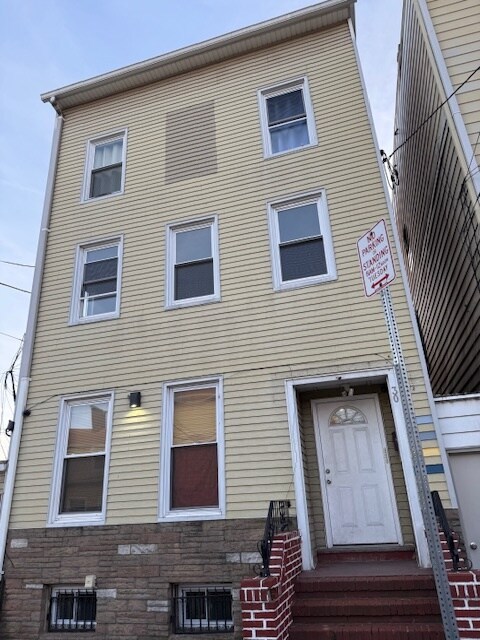 Building Photo - 30 Elm St