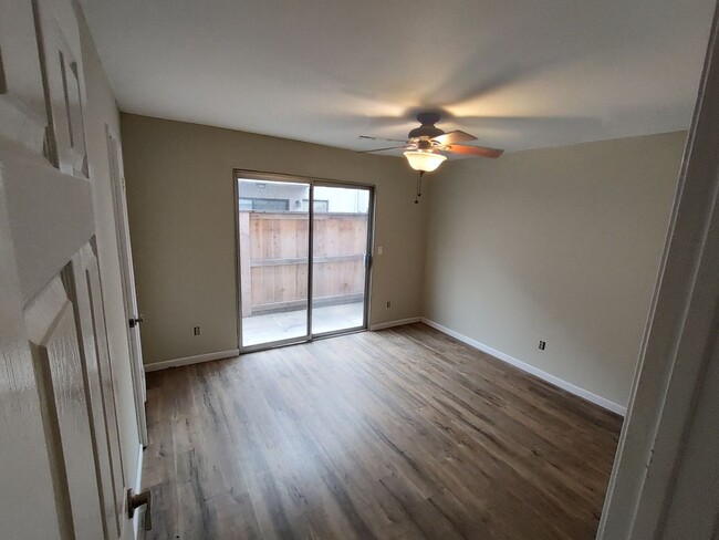 Building Photo - Remodeled 2 Bedroom 2 Bath Condo - Univers...