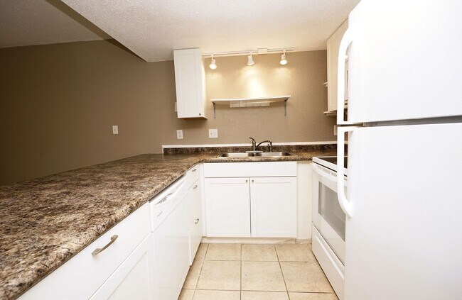 Building Photo - 308 E Miracle Strip Pkwy
