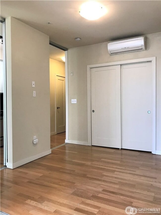 Building Photo - 0Bd/1Ba Seattle Condo