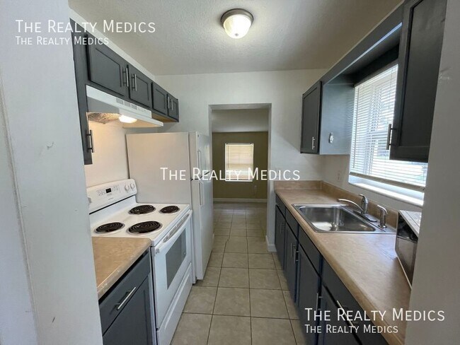 Building Photo - 832 Rockhill St