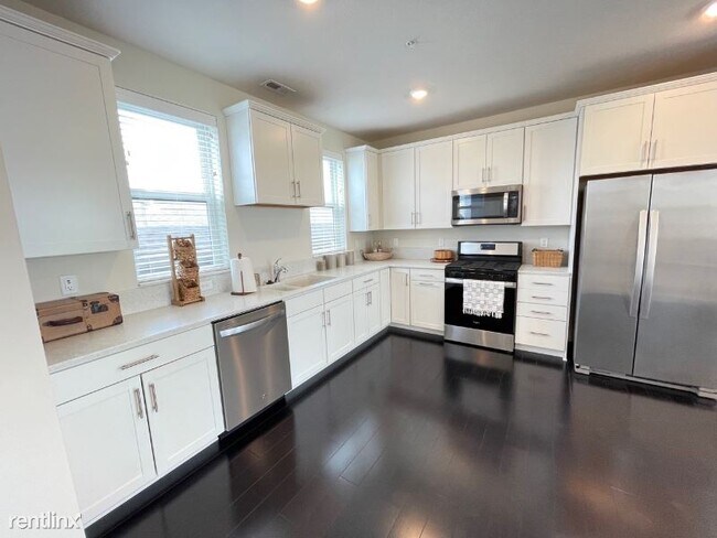 Building Photo - 3 br, 2.5 bath Townhome - 13174 Lincoln Rd