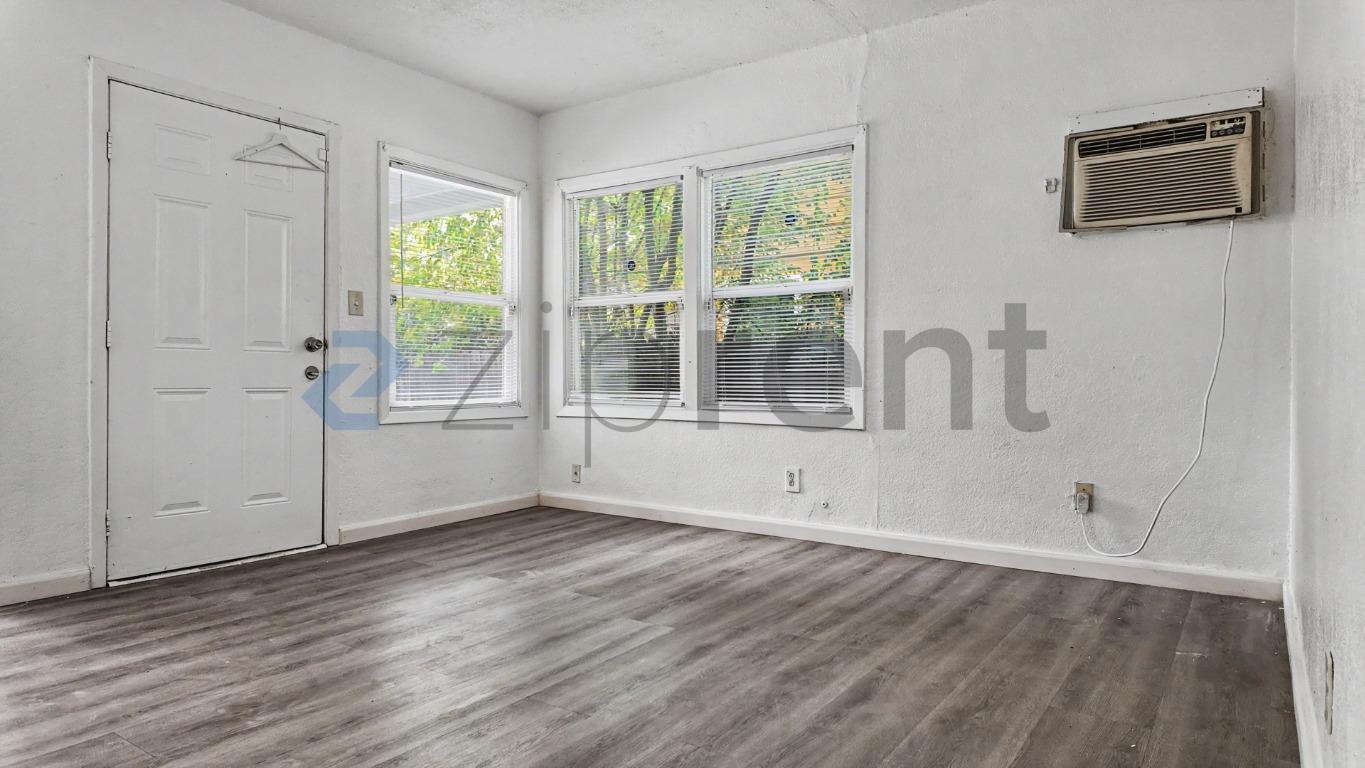 Building Photo - Unit