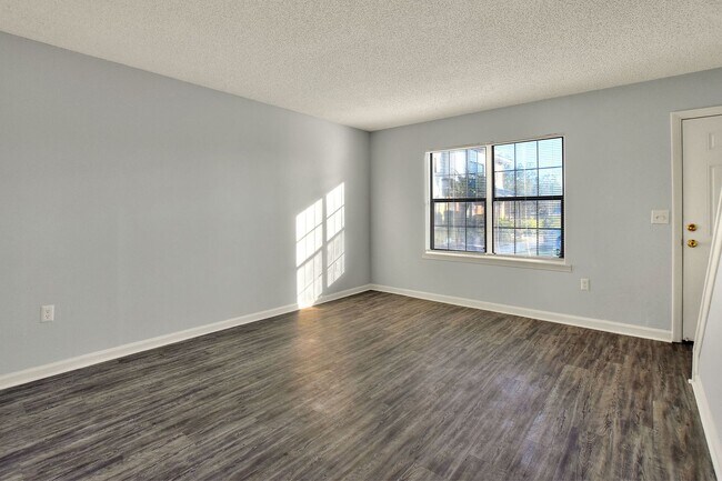 Building Photo - Two-Bedroom Townhouse near Park