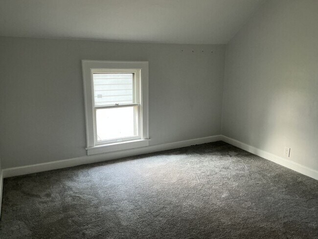 Building Photo - 4 Bedroom Single Family Home