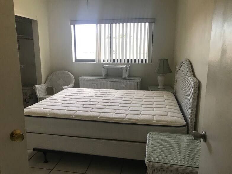 rooms are furnished w/queen sets - 260 SW 7th St