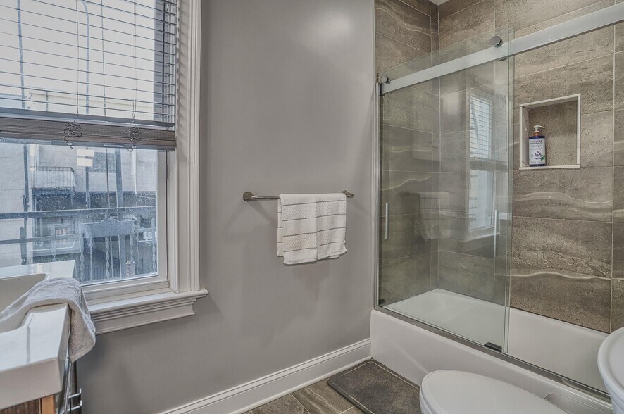 Building Photo - 403 Adams St