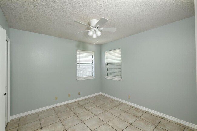 Building Photo - 2208 Raintree Path