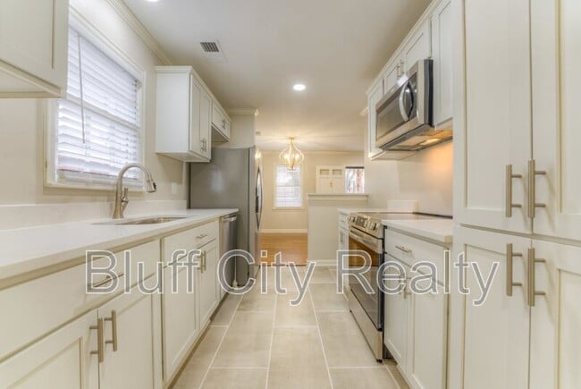 Building Photo - 1363 Colonial Rd