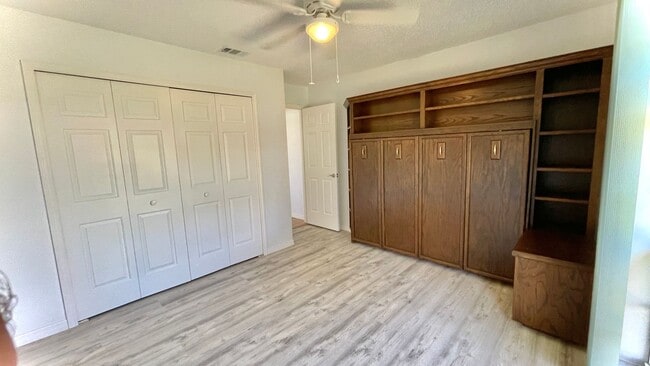 Building Photo - 3 BR , 2 Bath Annual Screened Pool Home Available