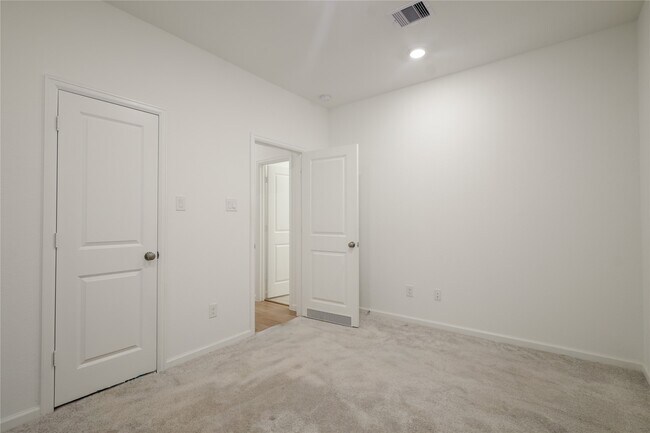 Building Photo - 27011 Aurora Gdn Ln