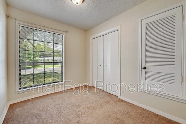 Building Photo - 1612 Broadmoor Dr