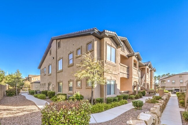 Building Photo - Lovely 3-Br Condo in a Guard Gated Community in the Southwest Area