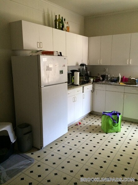 Building Photo - 208 Winthrop Rd