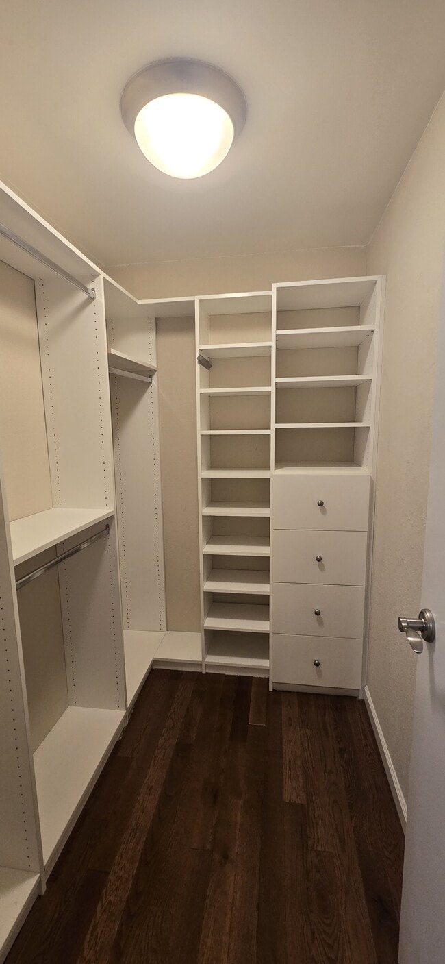 Building Photo - 7 Lake Bellevue Dr