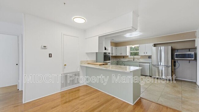 Building Photo - 701 Luehlfing Dr