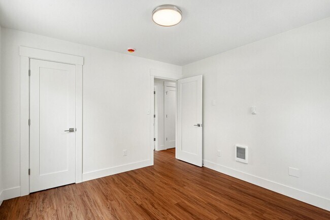 Building Photo - 131 E 70th St