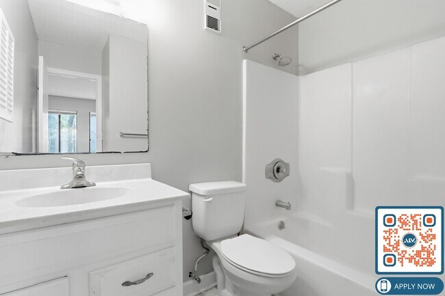 Building Photo - Fully Furnished 2BR Condo in Hilton Head’s North End – $400 Off First Month’s Rent!